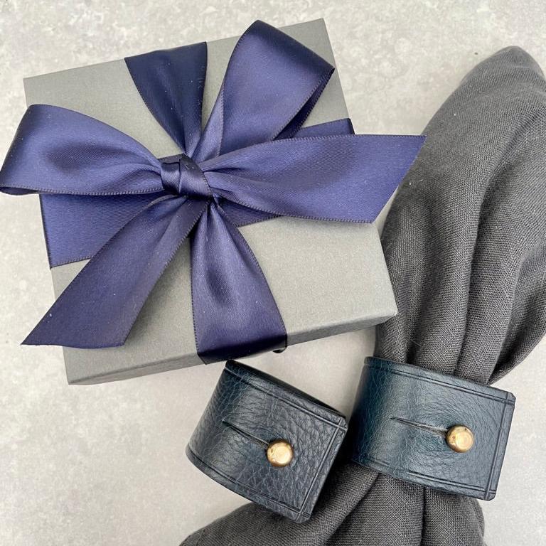 Miller & Jeeves: Navy tum. napkin rings with gift box - navy ribbon