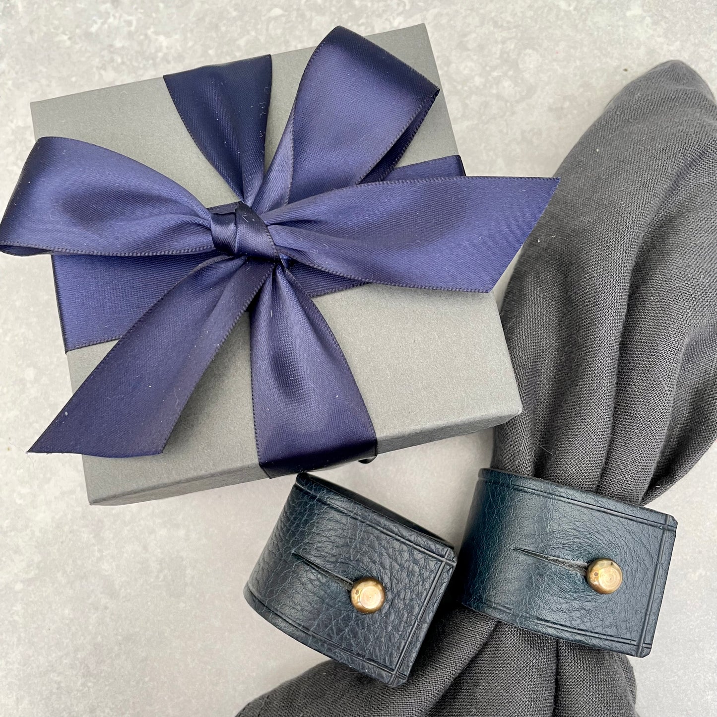 Miller & Jeeves: napking ring gift box with navy tum. napkins
