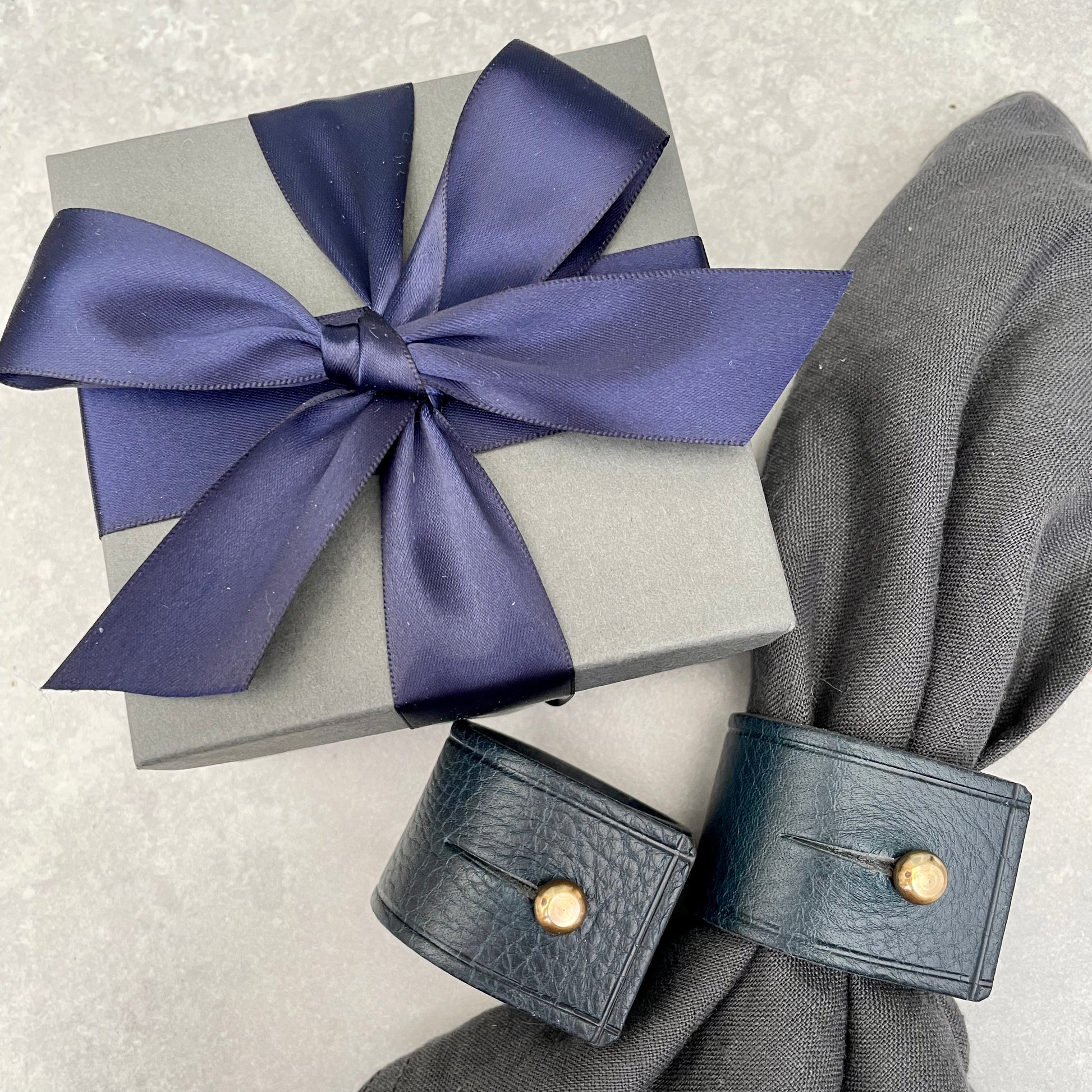 Miller & Jeeves: napking ring gift box with navy tum. napkins
