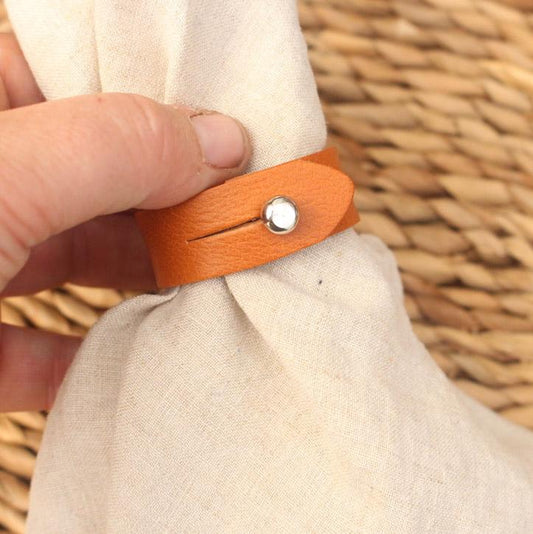 Miller & Jeeves Slim leather napkin ring in Whiskey colour leather. Nickel plated Sam Browne stud fastening.