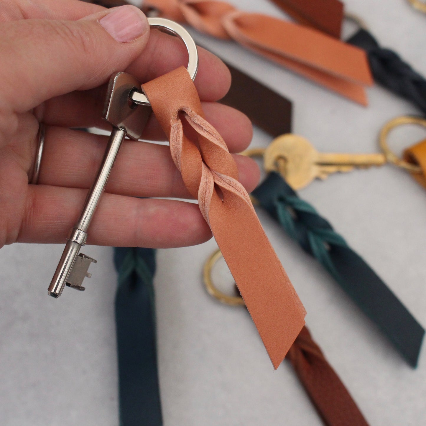 Twist Keyring - Taupe Tumblegrain